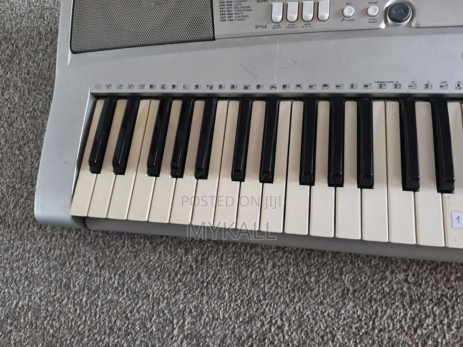 Yamaha PSR-E313 61-Key Electronic Keyboard, Full-Size, Silver