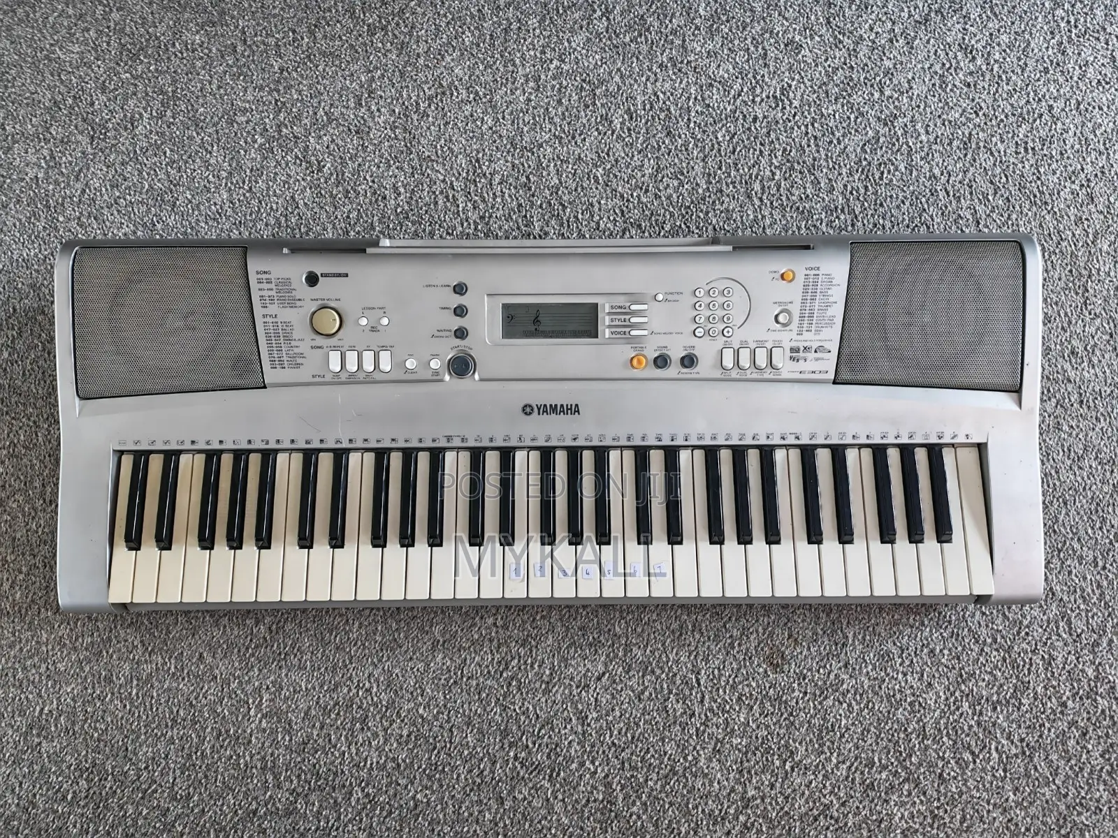 Yamaha PSR-E313 61-Key Electronic Keyboard, Full-Size, Silver