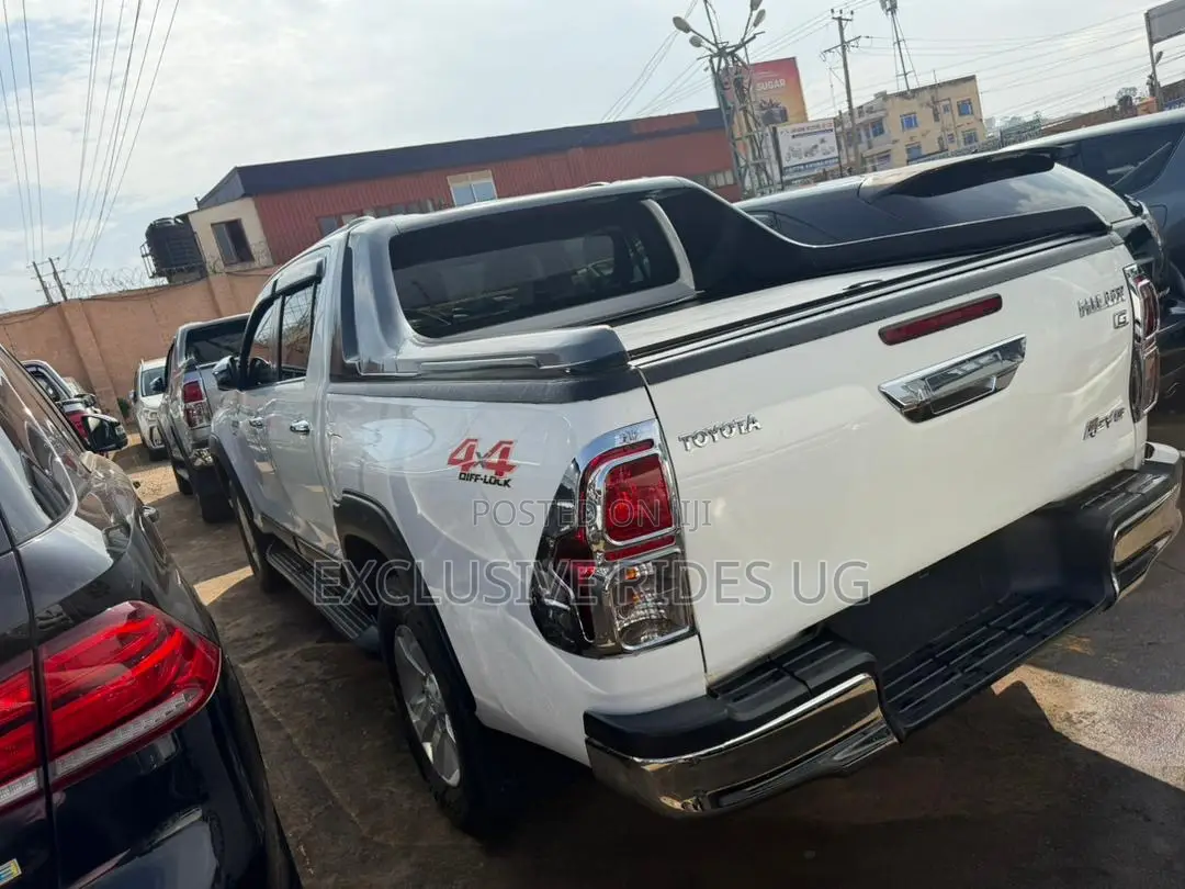 Toyota Hilux 2019 White