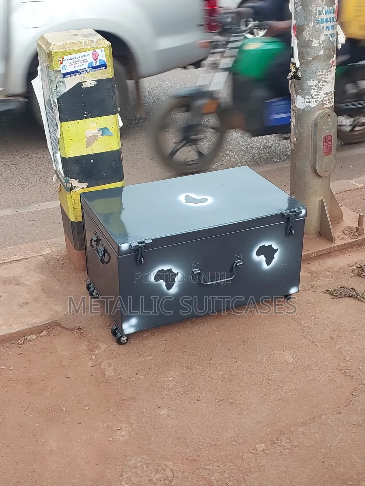Black Metallic Large Size Suitcases With Rollers