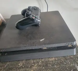 Play Station 4 Slim