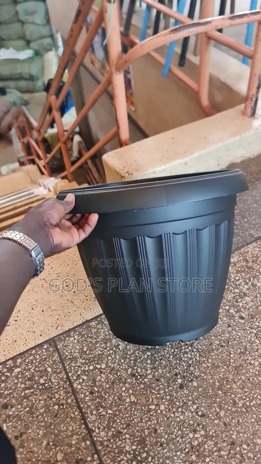 Cache Plastic Flower Pots Plastic Flower Pots