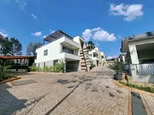 3bdrm Maisonette in Muyenga Tank Hill, Central Division for rent