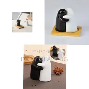 Charming Hugging Salt and Pepper Shaker Set With Wooden Base