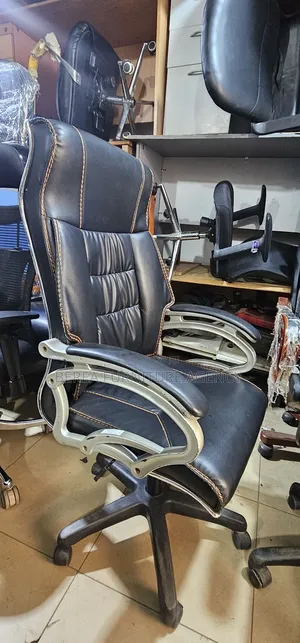 Leather Swiveling Performance Office Chair