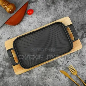 Cast Iron Pan With Wooden Tray