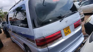 Toyota Regius 2001