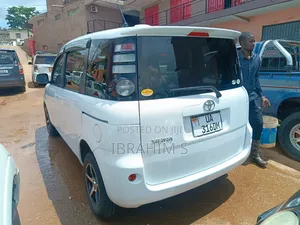 Toyota Sienta 2010 White
