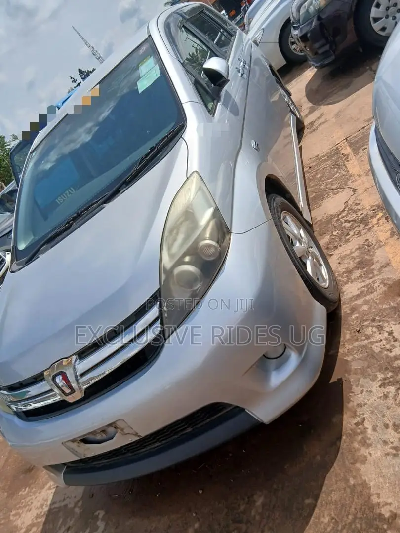 Toyota ISIS 2012 Silver