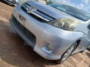 Toyota ISIS 2012 Silver
