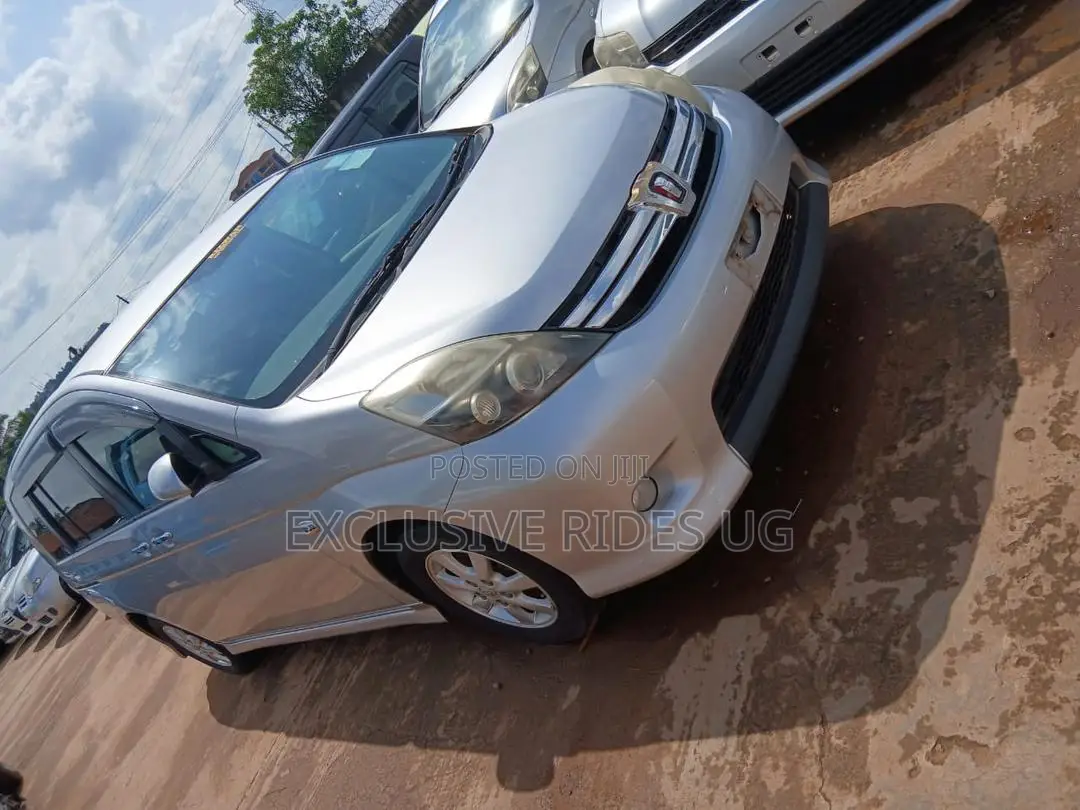 Toyota ISIS 2012 Silver
