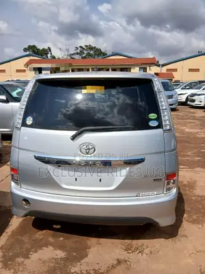 Toyota ISIS 2012 Silver
