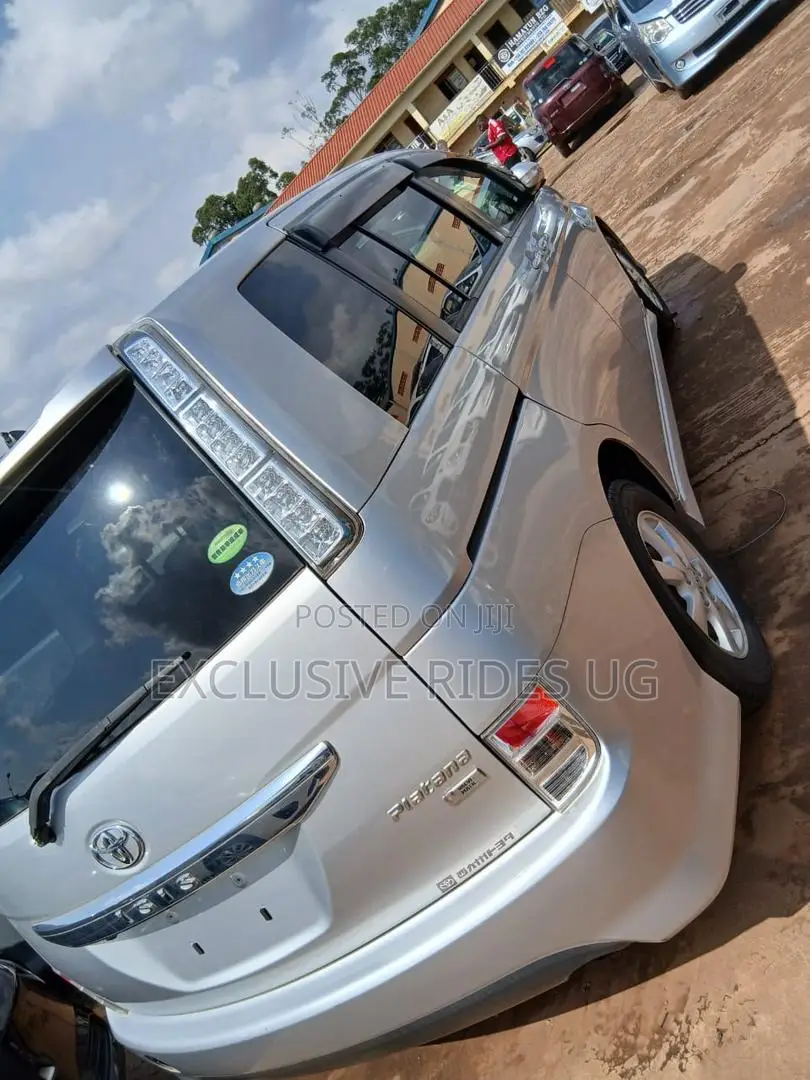 Toyota ISIS 2012 Silver