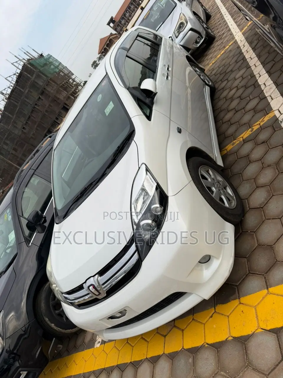 Toyota ISIS 2012 White