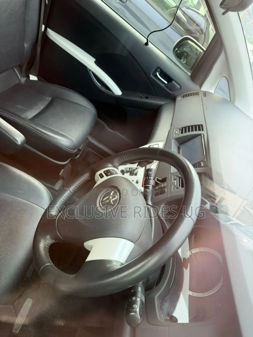 Toyota ISIS 2012 White