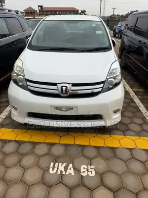 Toyota ISIS 2012 White