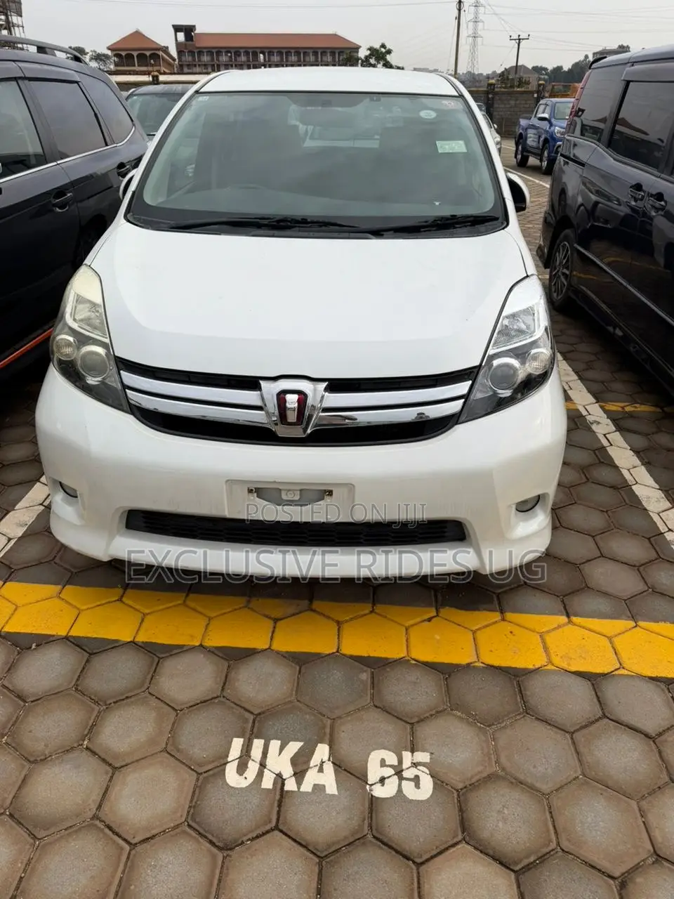 Toyota ISIS 2012 White