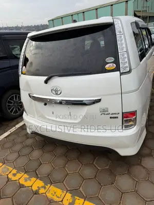 Toyota ISIS 2012 White