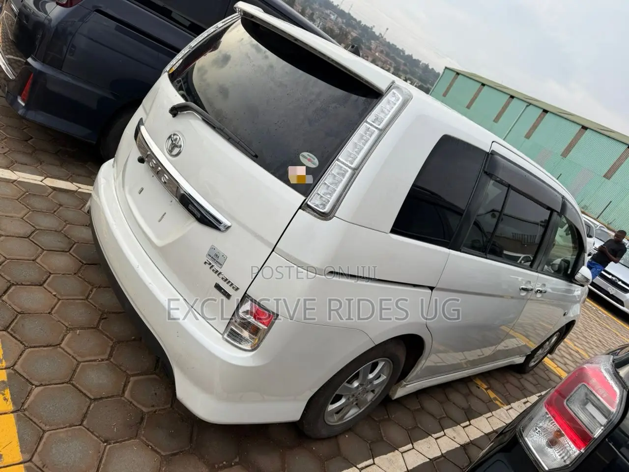Toyota ISIS 2012 White
