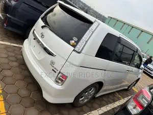Toyota ISIS 2012 White