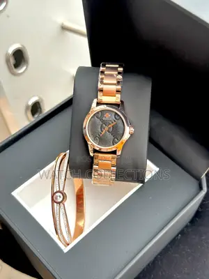 Ladys Gucci Watch With a Bracelet