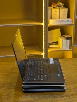 Laptop Dell Latitude E7450 4GB Intel Core i5 HDD+SSD 500GB