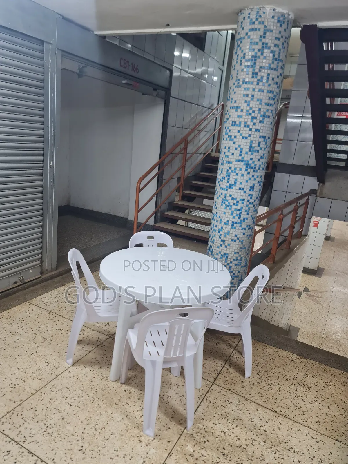 Actual Plastic Table and Chairs for Garden/Bars/Hotels/Restaurants