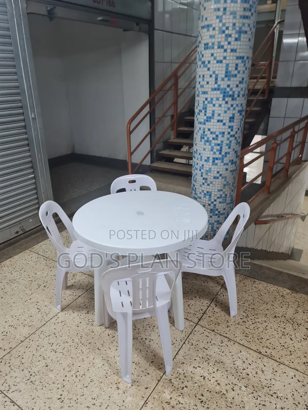 Actual Plastic Table and Chairs for Garden/Bars/Hotels/Restaurants