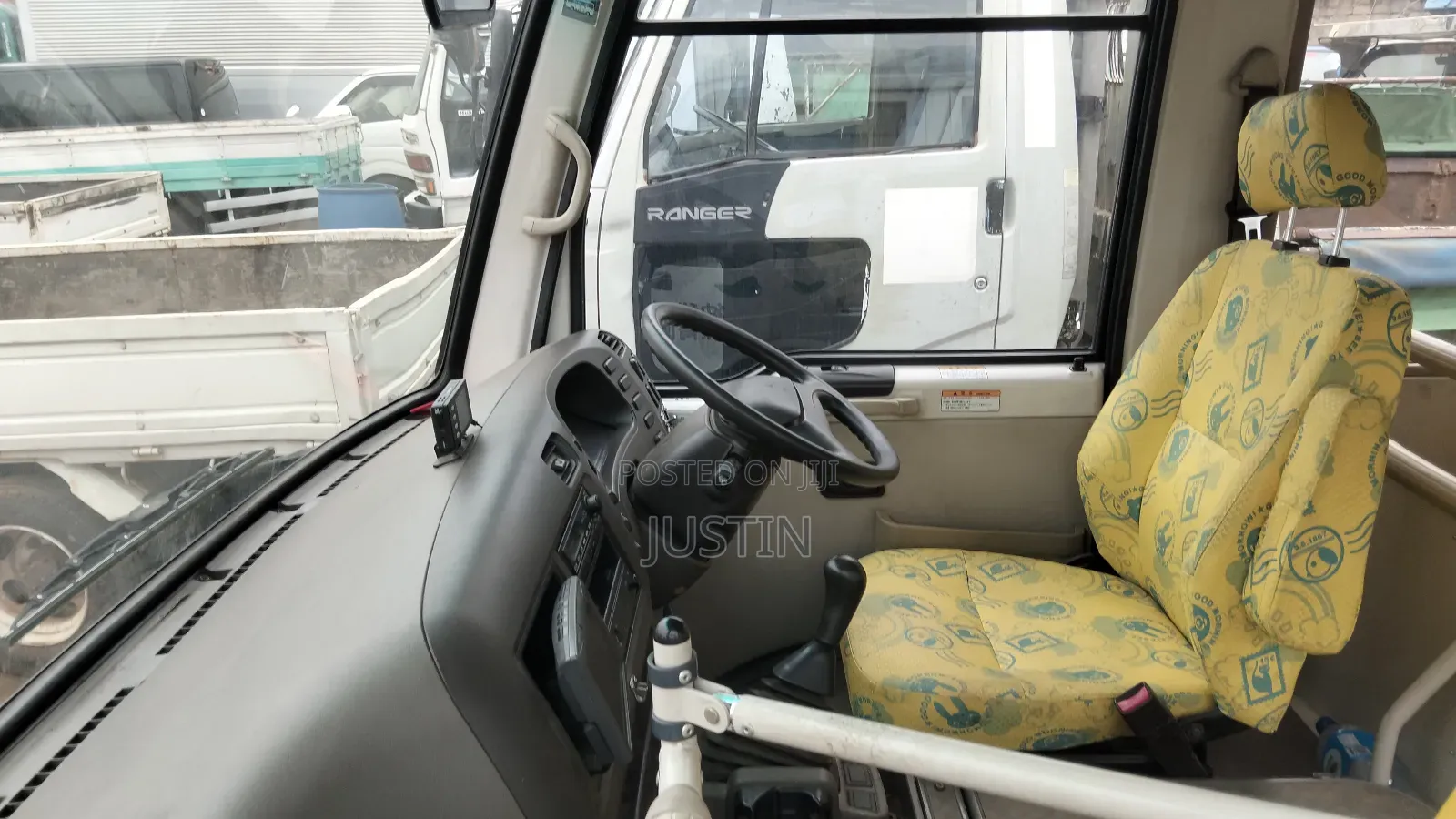 Mitsubishi Fuso Rosa 2016 White