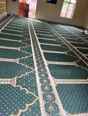 Green Mosque Prayer Carpet – Wall-to-Wall Fitting