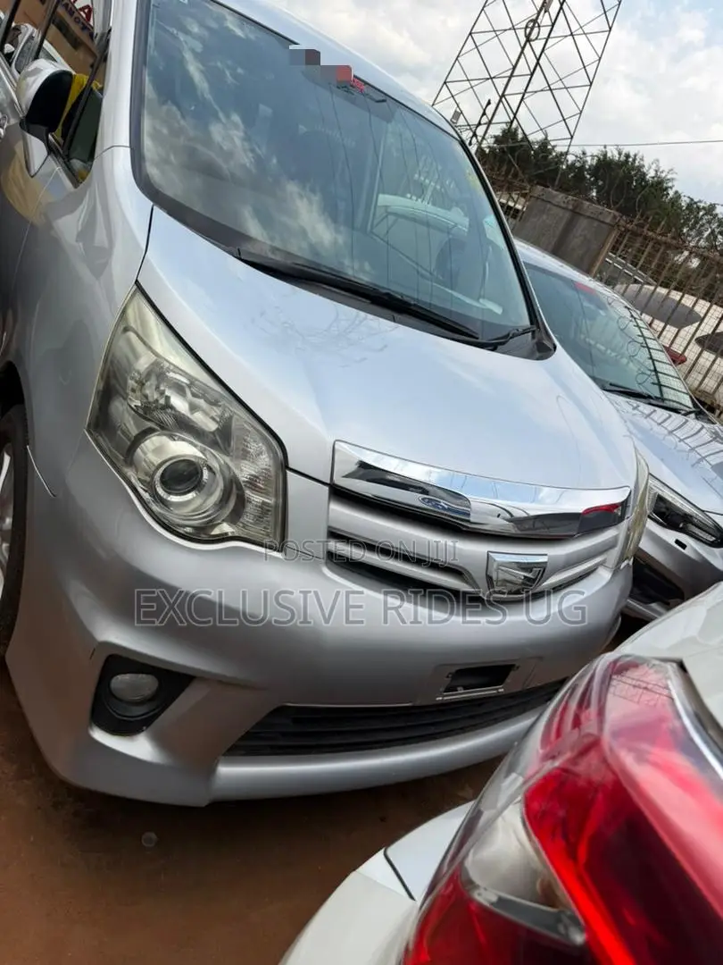 Toyota Noah 2012 Silver