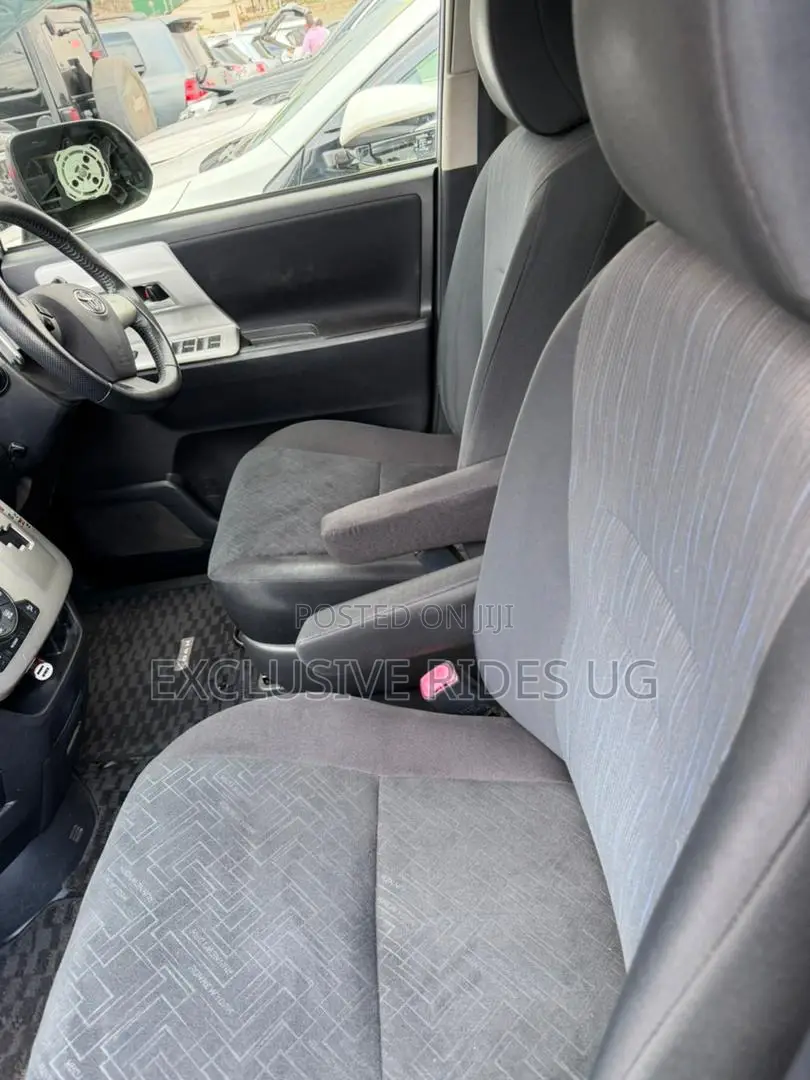 Toyota Noah 2012 Silver