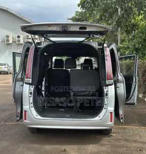 Toyota Noah 2018 Silver
