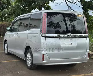 Toyota Noah 2018 Silver