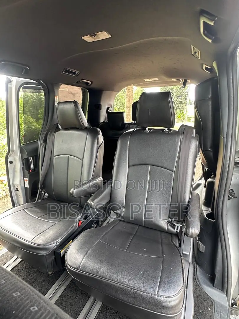 Toyota Noah 2018 Silver