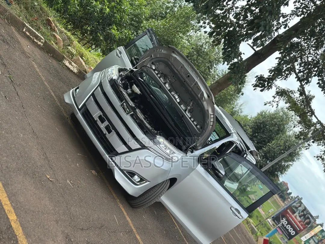 Toyota Noah 2018 Silver