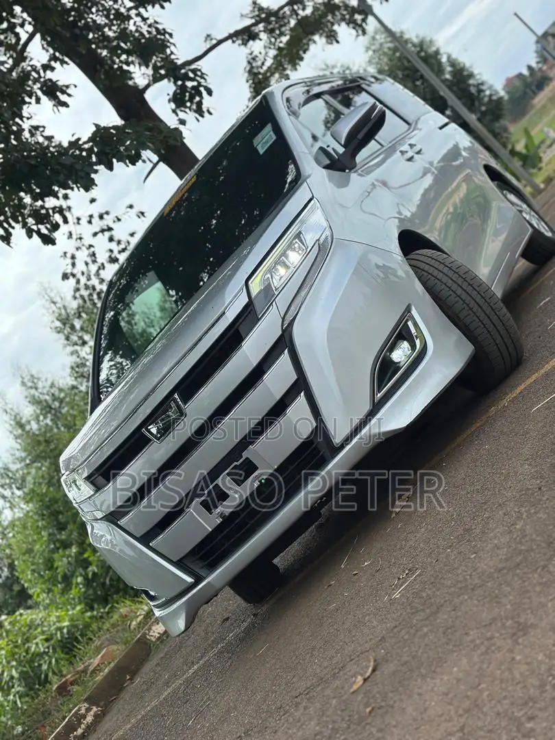 Toyota Noah 2018 Silver
