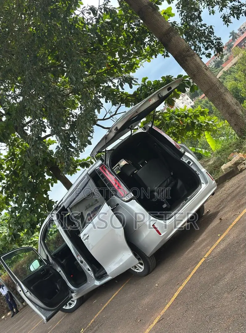 Toyota Noah 2018 Silver