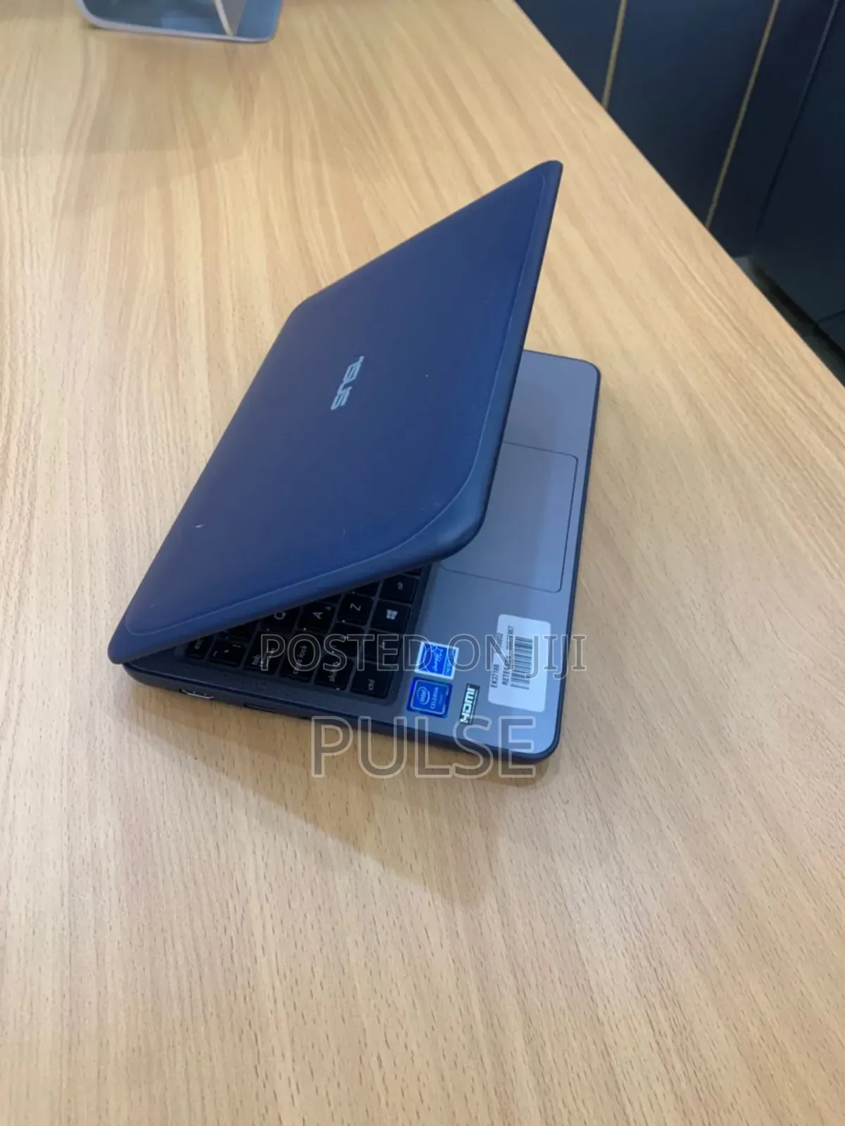 Laptop Asus VivoBook W202 4GB Intel Celeron SSD 60GB