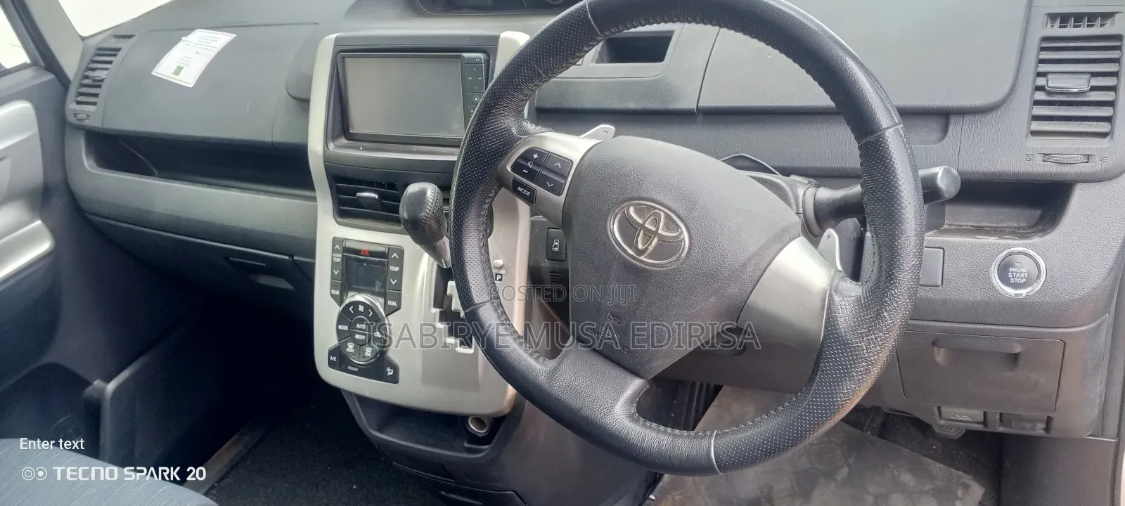 Toyota Noah 2.0 143hp FWD (8 Seater) 2012 Silver