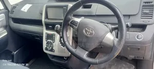 Toyota Noah 2.0 143hp FWD (8 Seater) 2012 Silver