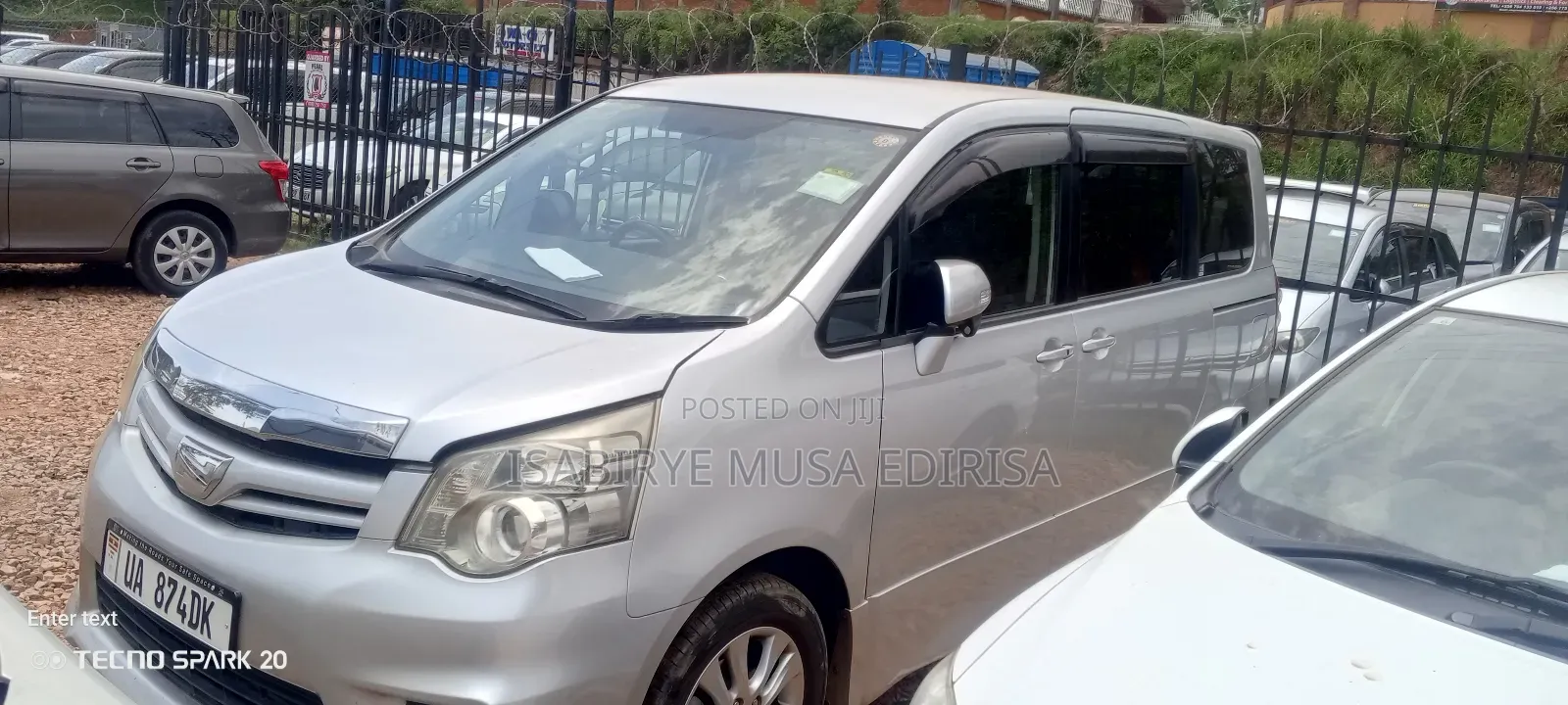 Toyota Noah 2.0 143hp FWD (8 Seater) 2012 Silver