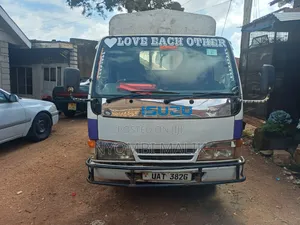 Isuzu Truck 2000 White