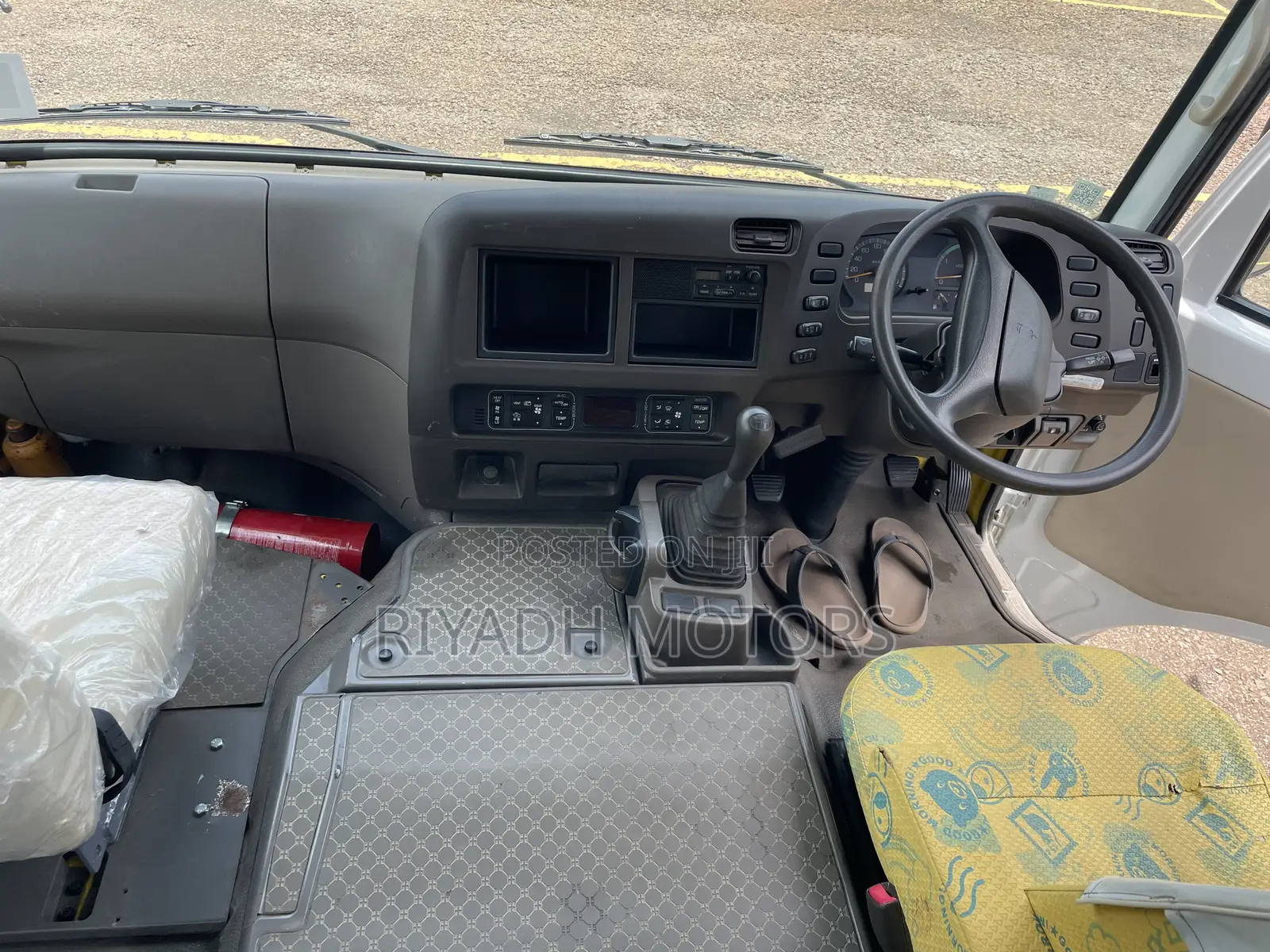 Mitsubishi Fuso Rosa 2011 White