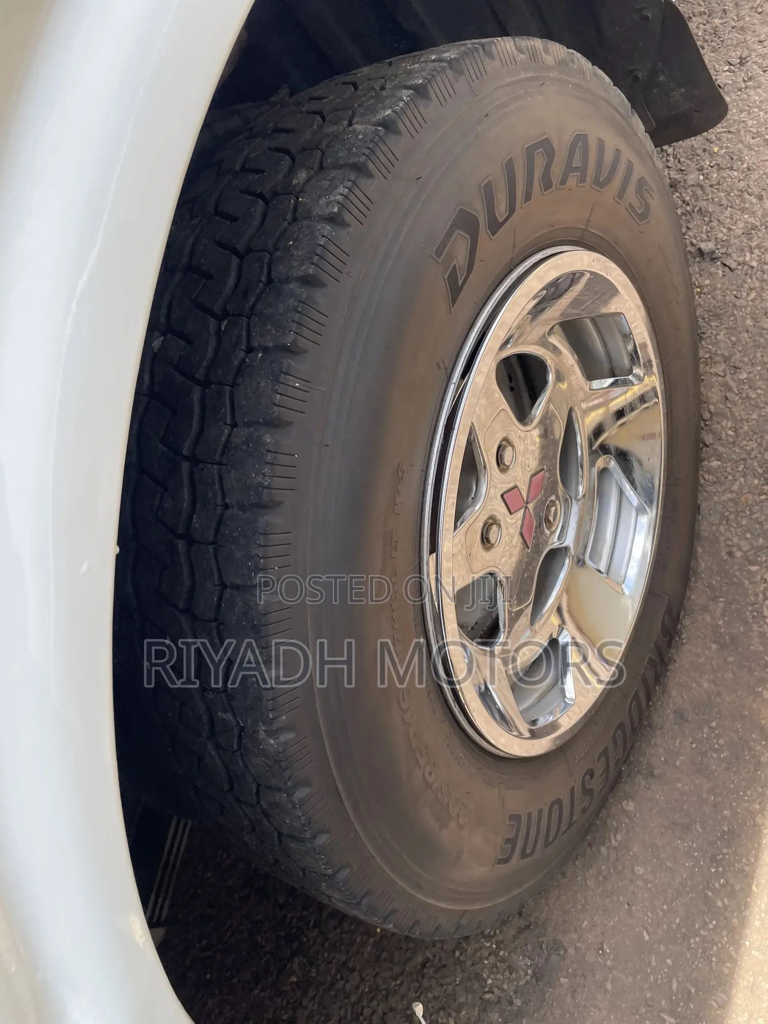 Mitsubishi Fuso Rosa 2011 White
