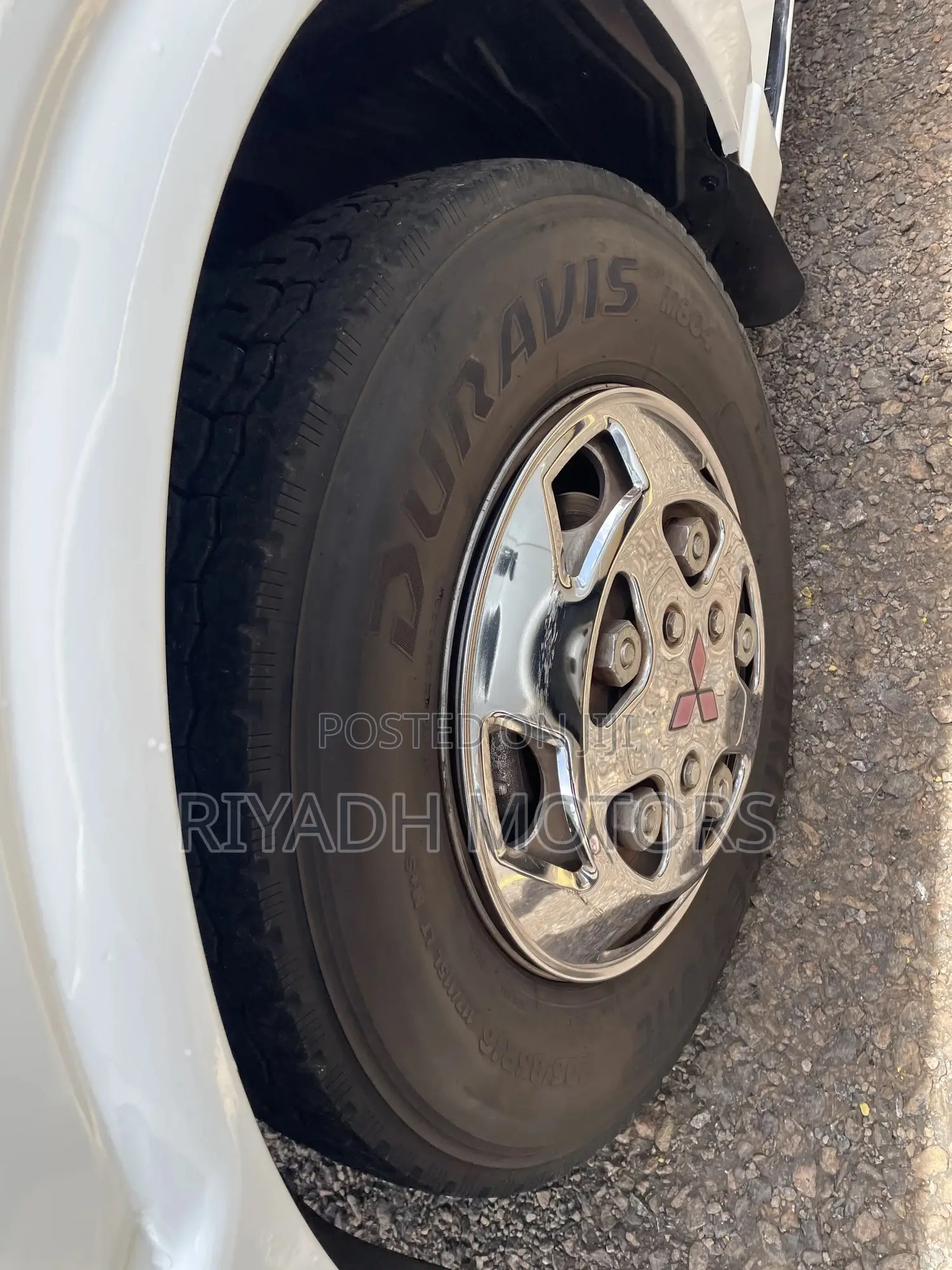 Mitsubishi Fuso Rosa 2011 White