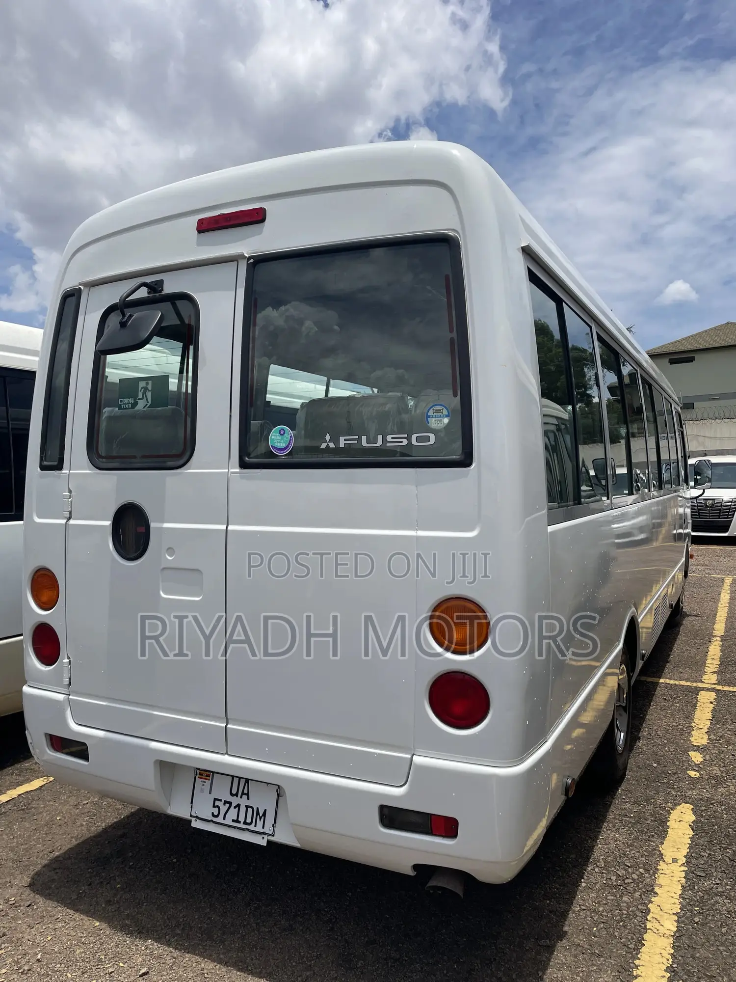 Mitsubishi Fuso Rosa 2011 White