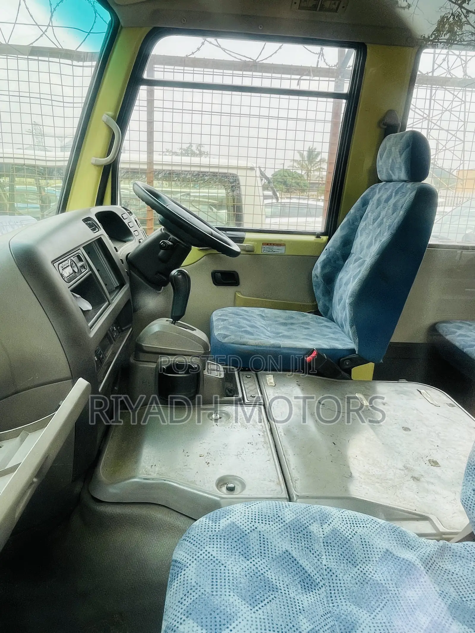 Mitsubishi Fuso Rosa 2016 Yellow
