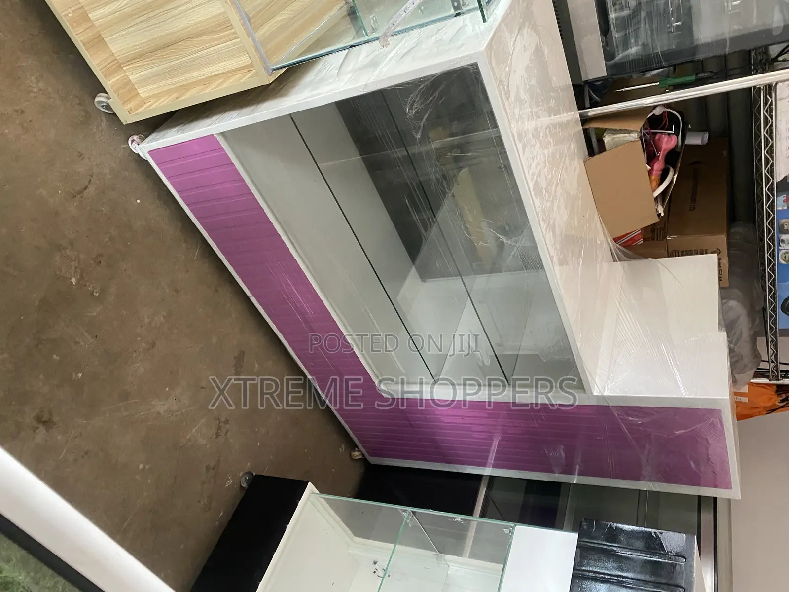 Fashionable Class - Reception Display Counter