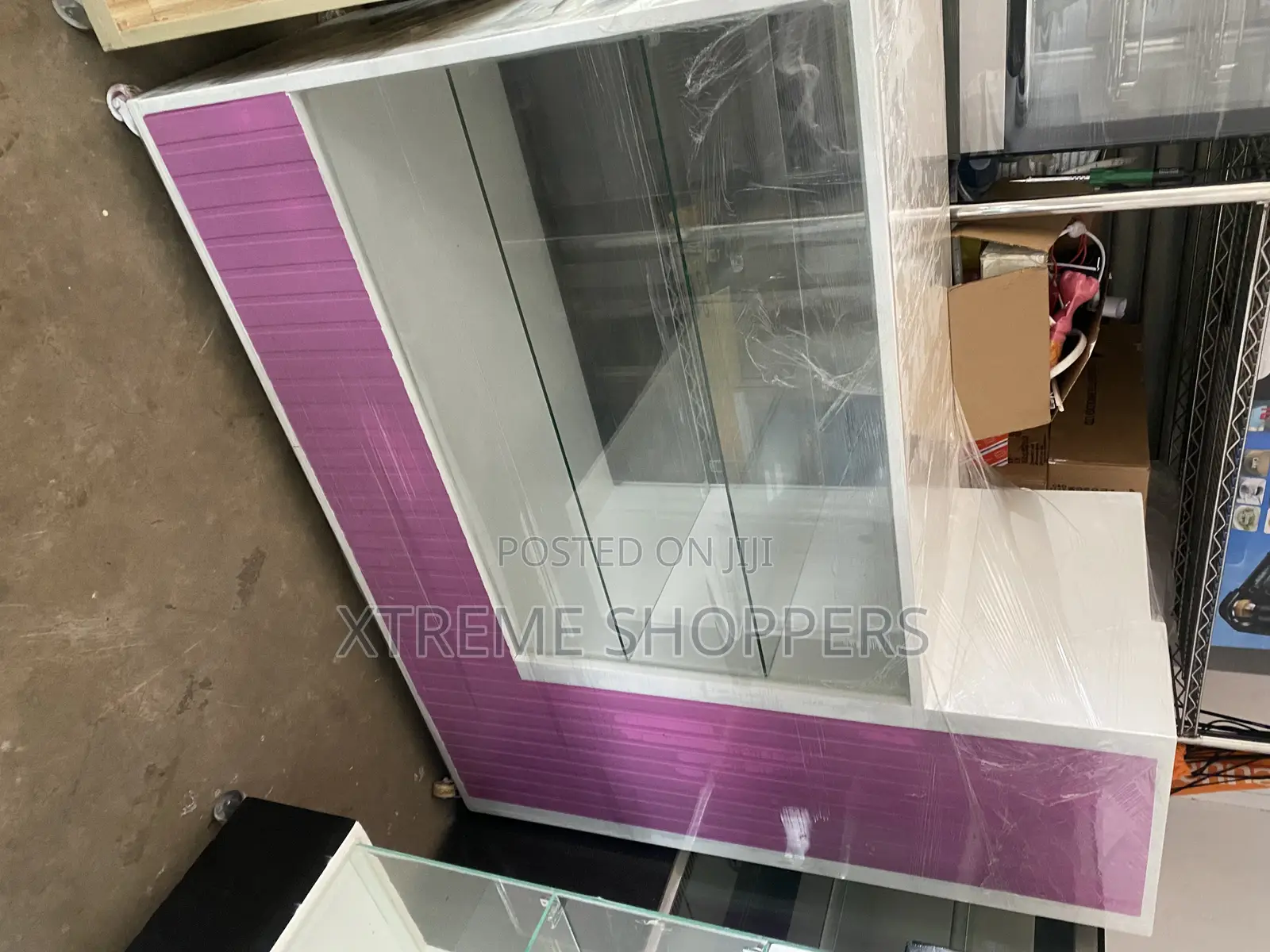 Fashionable Class - Reception Display Counter